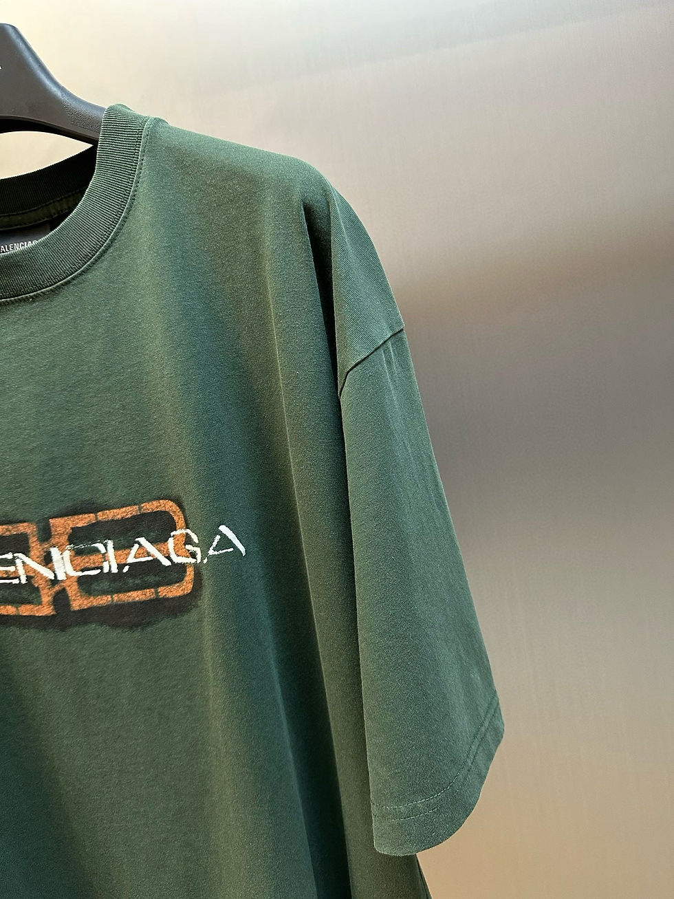 Thumbnail: Balenciaga T-Shirt Vert Kaki – Monogramme BB Rouille