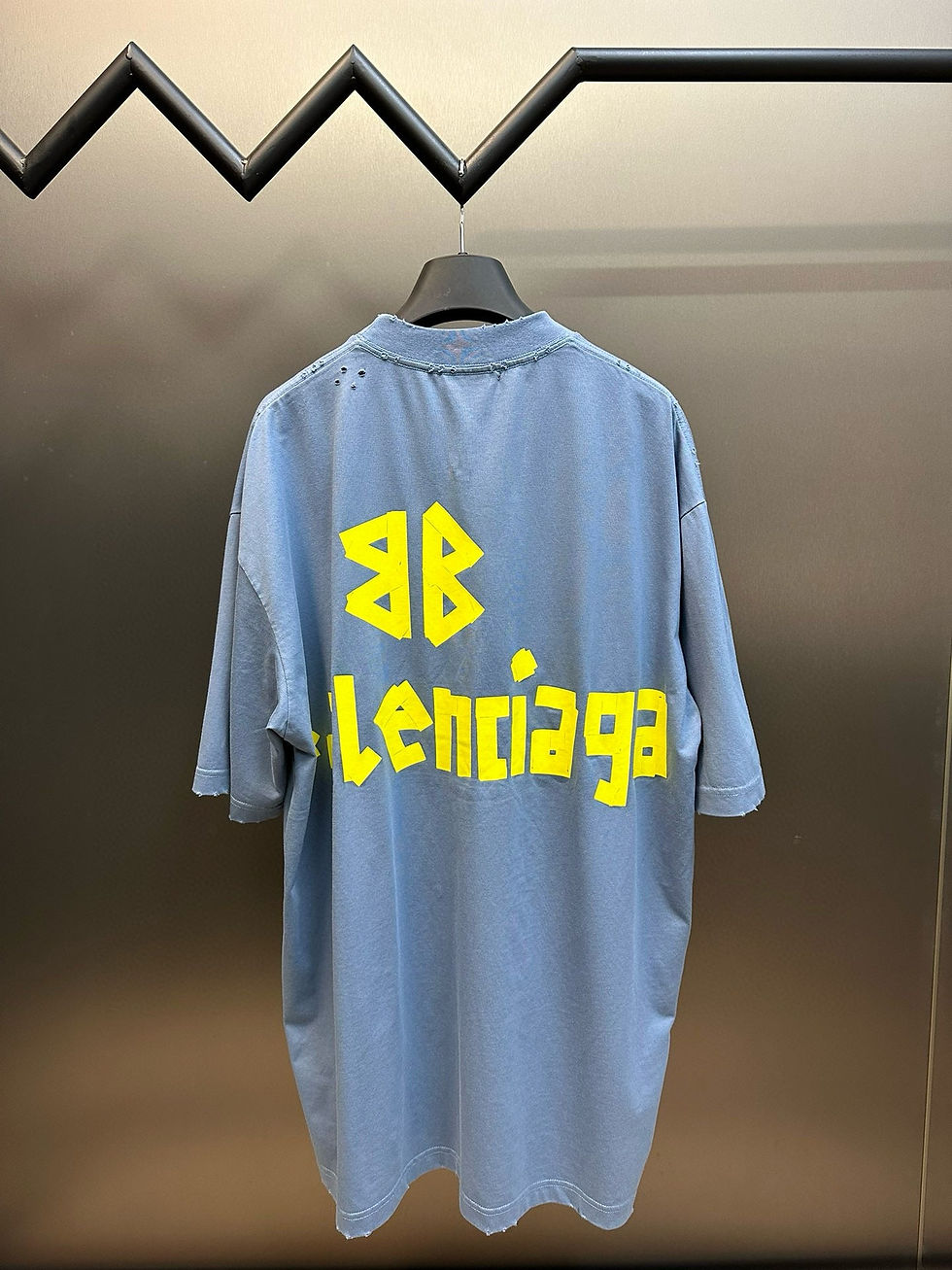 Thumbnail: Balenciaga T-Shirt Bleu Ciel – Logo Tape Doré