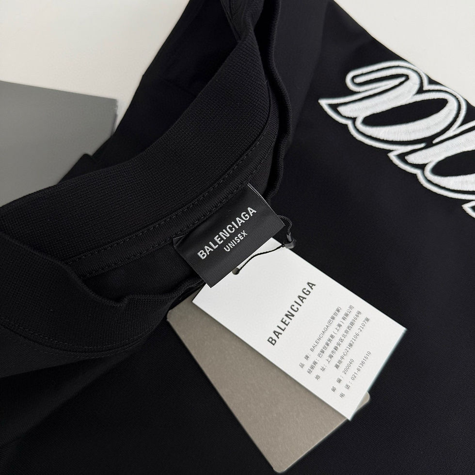 Thumbnail: Balenciaga T-Shirt Noir – Script Cursif Vertical Blanc