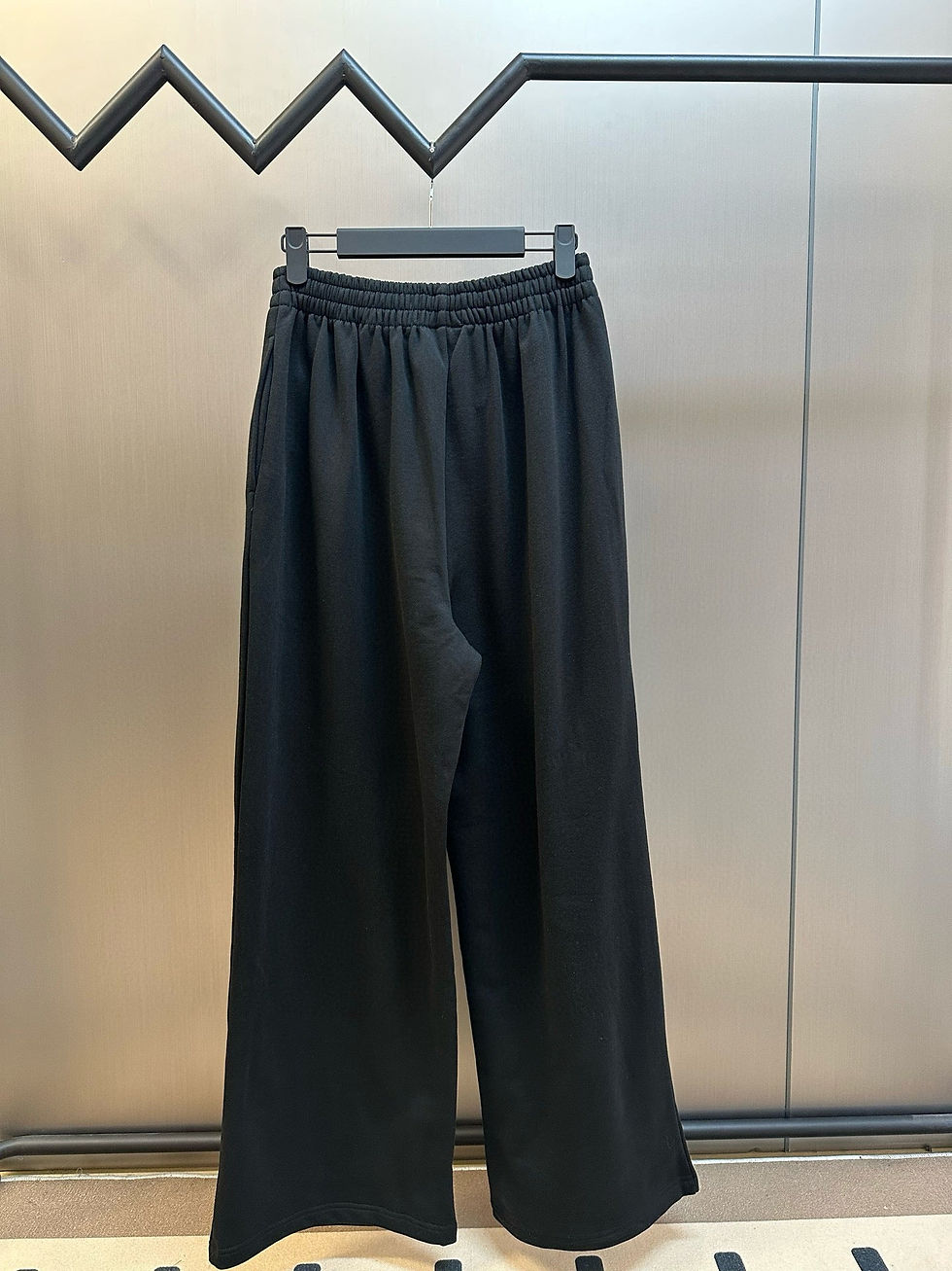 Thumbnail: Balenciaga BB Logo Wide-Leg Sweatpants – Black