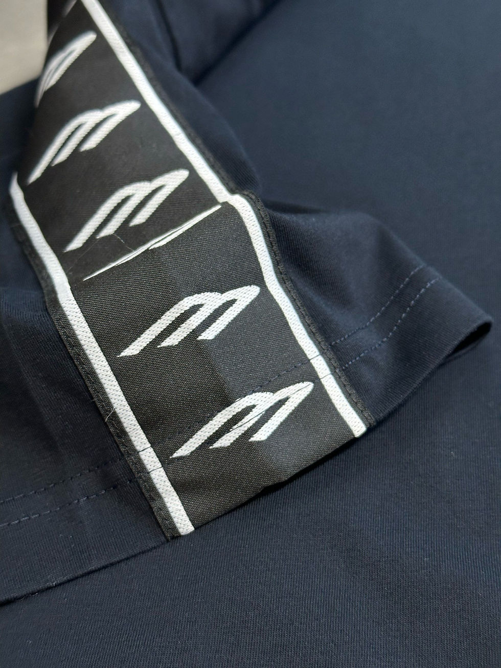 Thumbnail: Balenciaga T-Shirt Noir – Bandes Monogramme Gris