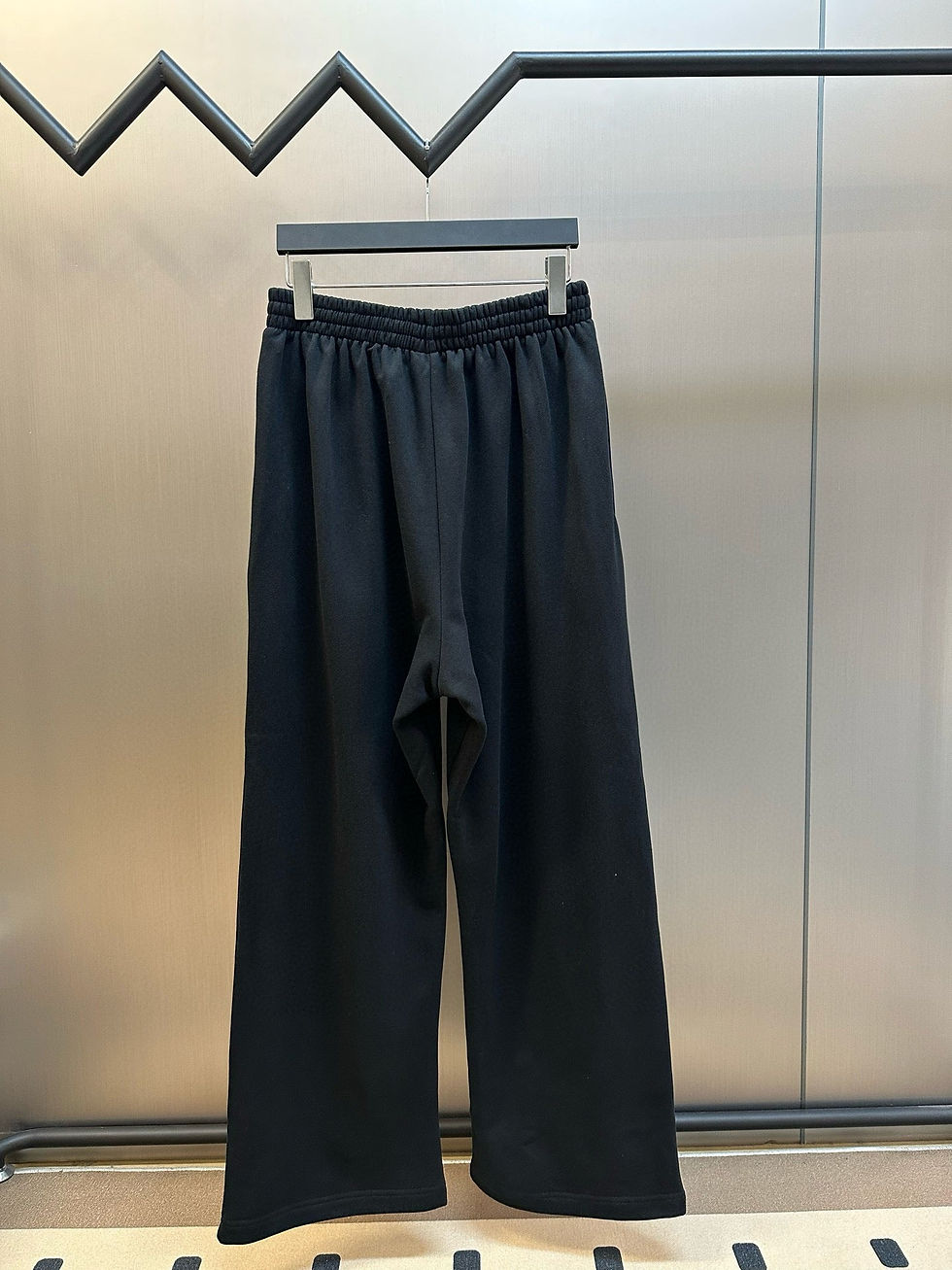 Thumbnail: Balenciaga Jogging Noir – Logo Sport Genoux