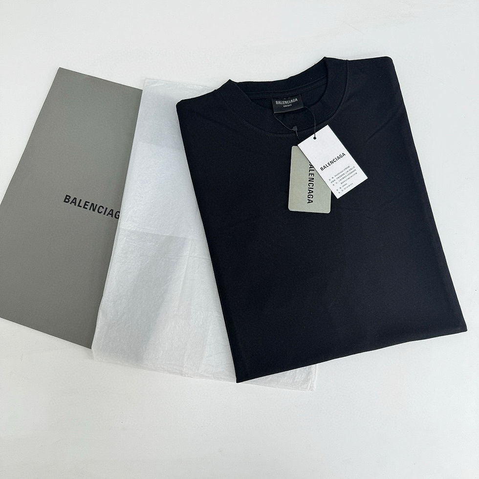 Thumbnail: Balenciaga T-Shirt Noir Uni – Étiquette