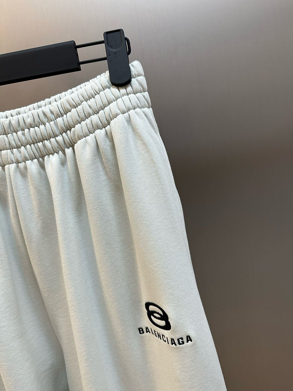 Thumbnail: Balenciaga Jogging Crème – Logo Ovale Brodé