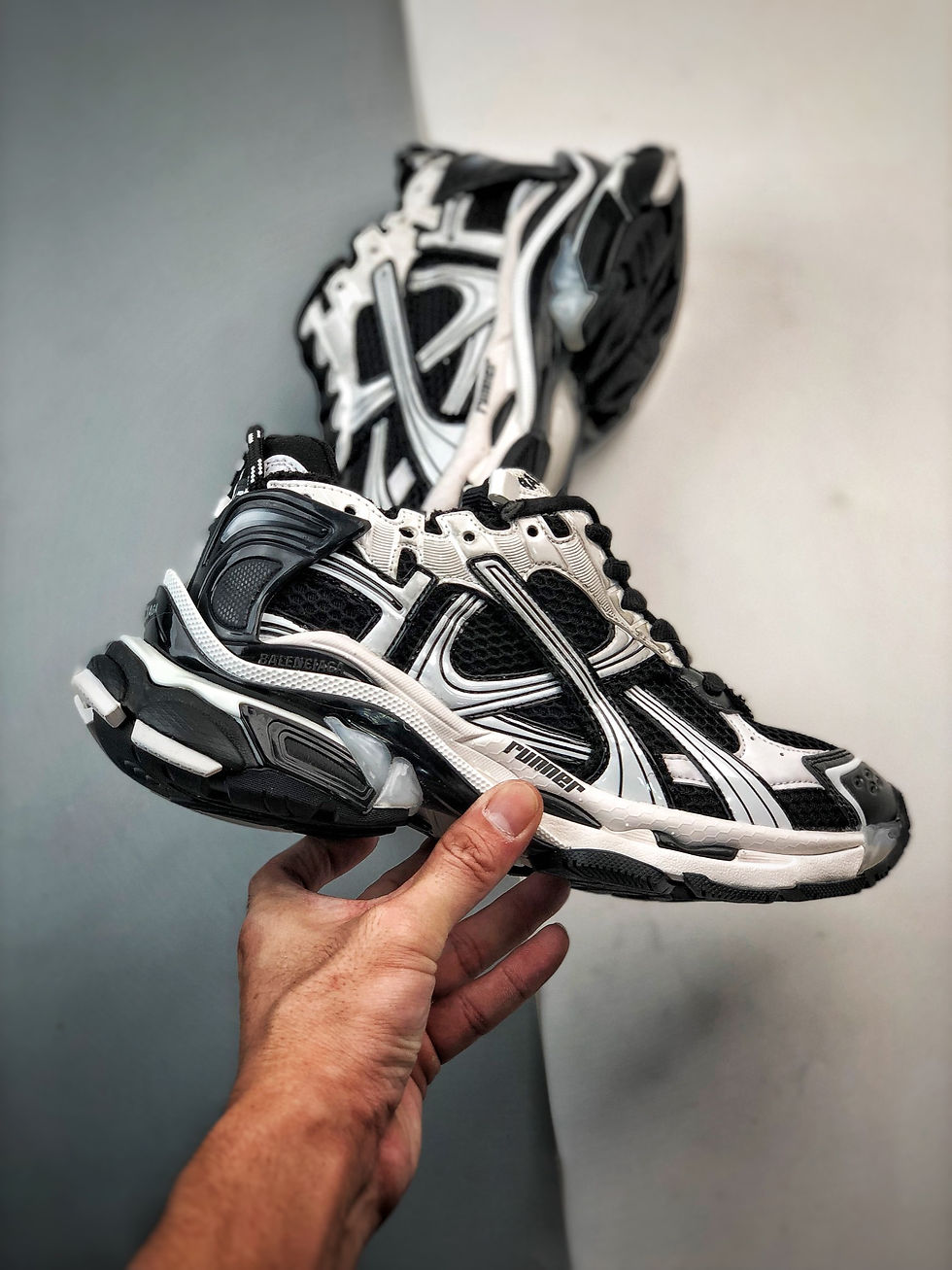 Thumbnail: BAL Runner Black and White