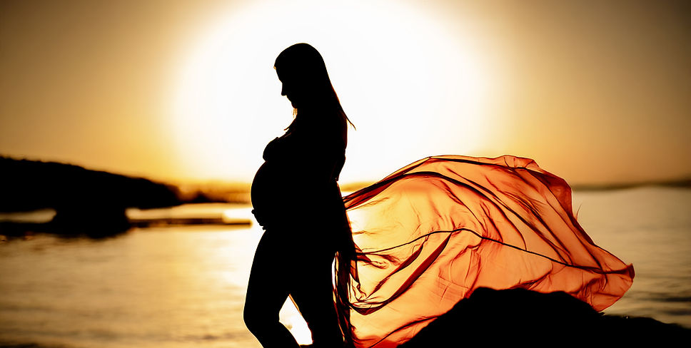 Ästhetisches Babybauchshooting bei Sonnenuntergang – Pixelschuss Fotografie Hessen