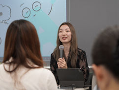 西原七海さんが塾生の質問に回答している様子