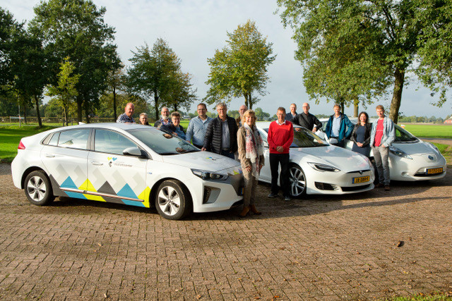 Vertegenwoordigers van de dorpshuisbesturen in Zuidhorn bij de elektrische auto's