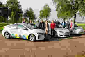 Vertegenwoordigers van de dorpshuisbesturen in Zuidhorn bij de elektrische auto's