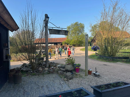 Aankomst van de Koplopers bij Boerderij Mossel