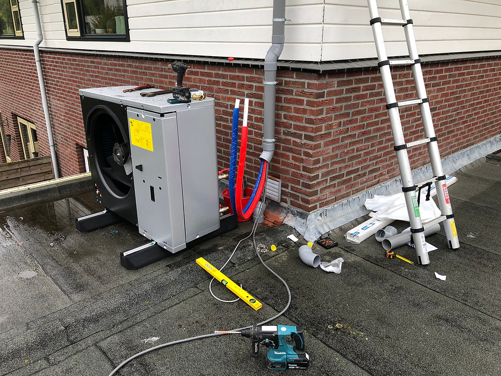 Leidingen warmtepomp door PVC-buis