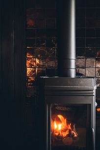 PELLA ROCA cabane avec jacuzzi privatif en occitanie poele à bois