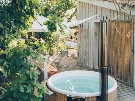 Vacances alternatives en France : et si le luxe était de ralentir dans une cabane spa en pleine nature ?