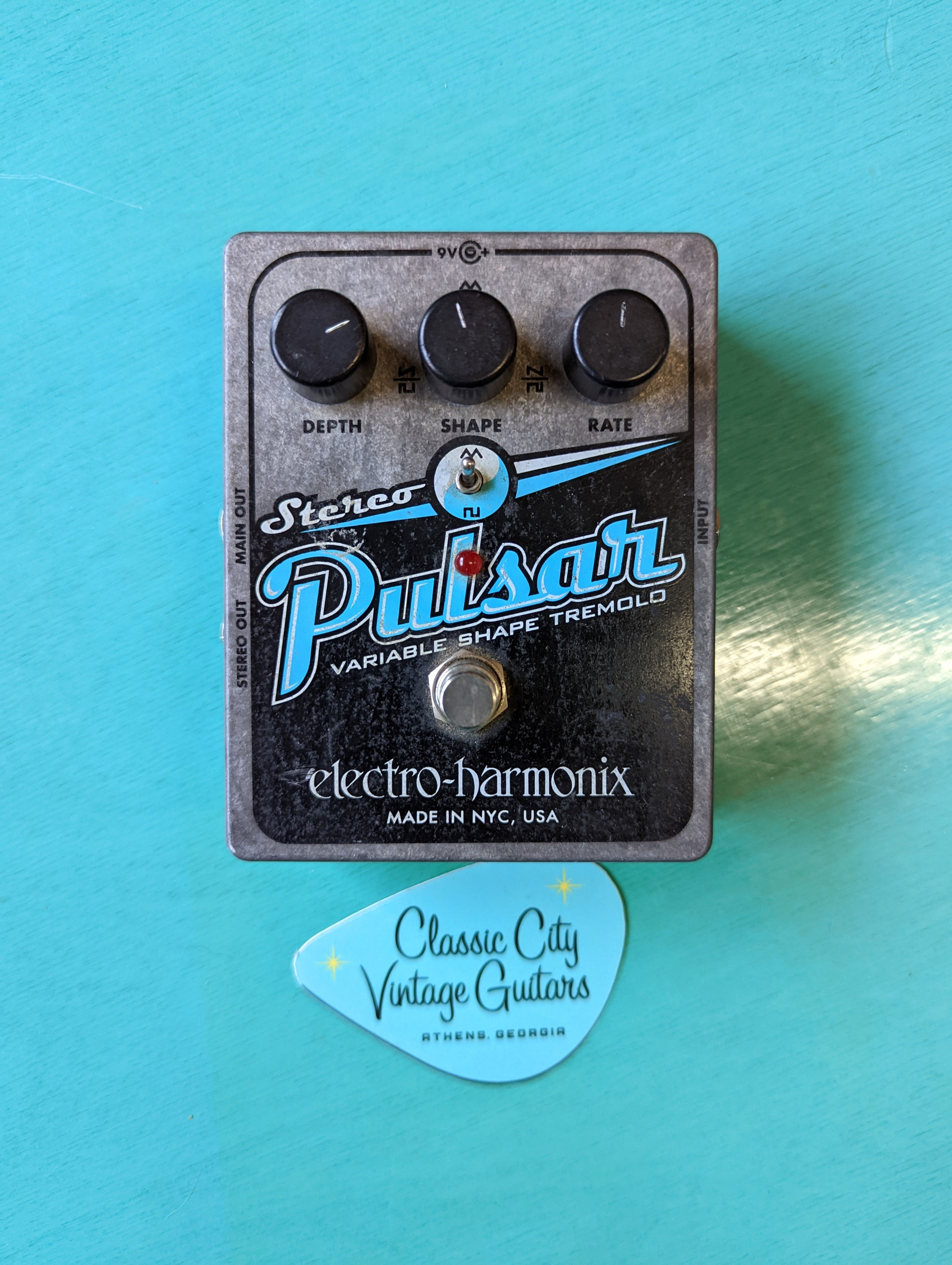 Electro-Harmonix Stereo Pulsar Variable Shape Tremelo Pedal