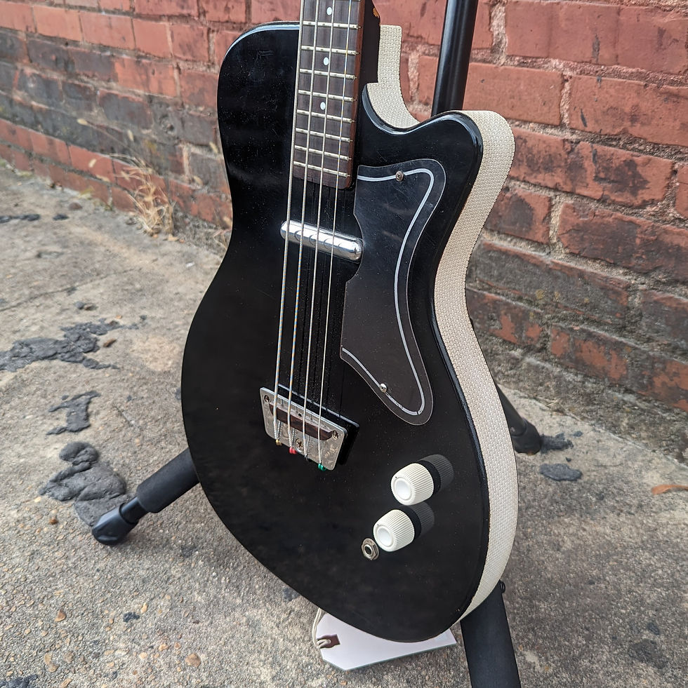 Thumbnail: 1960's Silvertone (Danelectro) 1444 Bass