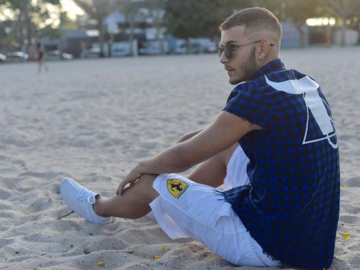 A moda masculina no verão 2020: cores e estampas da estação