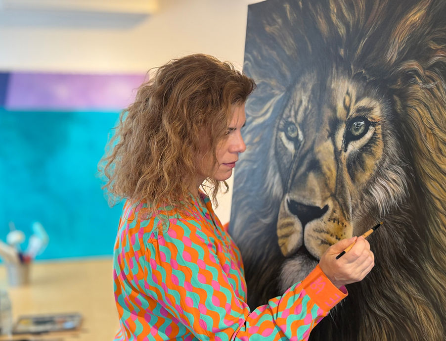 Sara Schneider malt ihr Portrait „LION“ – realistische Acrylmalerei über Stärke und Entschlossenheit · SARAS Fine Art