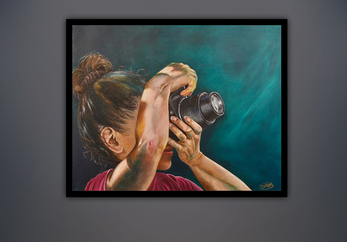 Acrylgemälde „Focus“ – gezeigt an einer neutralen grauen Wand. Eine minimalistische Umgebung, die die stille Präsenz und Tiefe des Motivs stärkt.