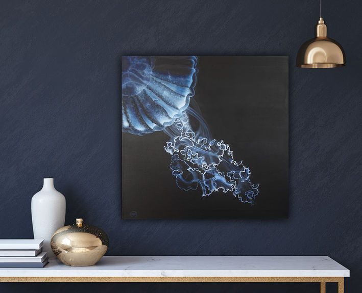 „Acrylgemälde ‚Jellyfish 2‘ aus der Ocean-Serie von SaraS Fine Art by Sara Schneider – stilvoll inszeniert an einer dunkelblauen Wand mit hellen und goldenen Farbakzenten. Eine ruhige, edle Atmosphäre, die die konzentrierte Wirkung des Motivs verstärkt.“