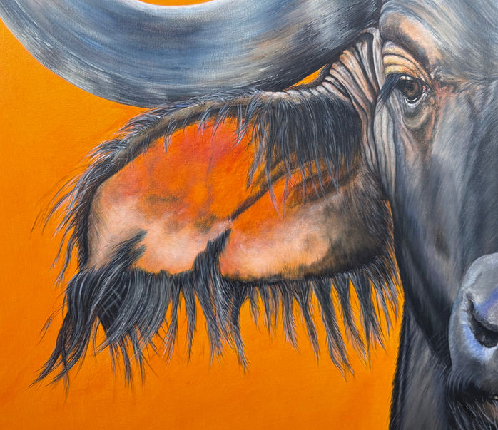Detailaufnahme des Acrylgemäldes „Buffalo“ von Sara Schneider – linkes Auge und Horn als Symbol für Wachsamkeit, Würde und innere Präsenz