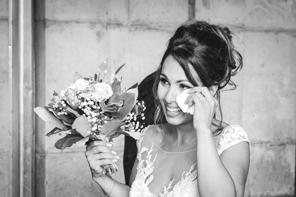 Photographie d'une mariée avec son bouquet de fleurs