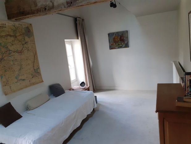 chambre minérale lit simple au rez de chaussée.jpg