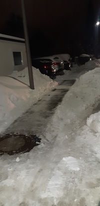 Gehweg im Winter am Morgen