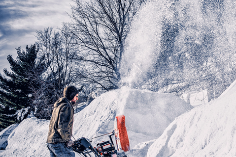Schneefräse in Benutzung 