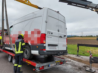 Transportfahrzeug auf Südumfahrung von Loosdorf verunfallt