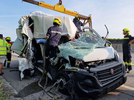 Kleintransporter gegen LKW