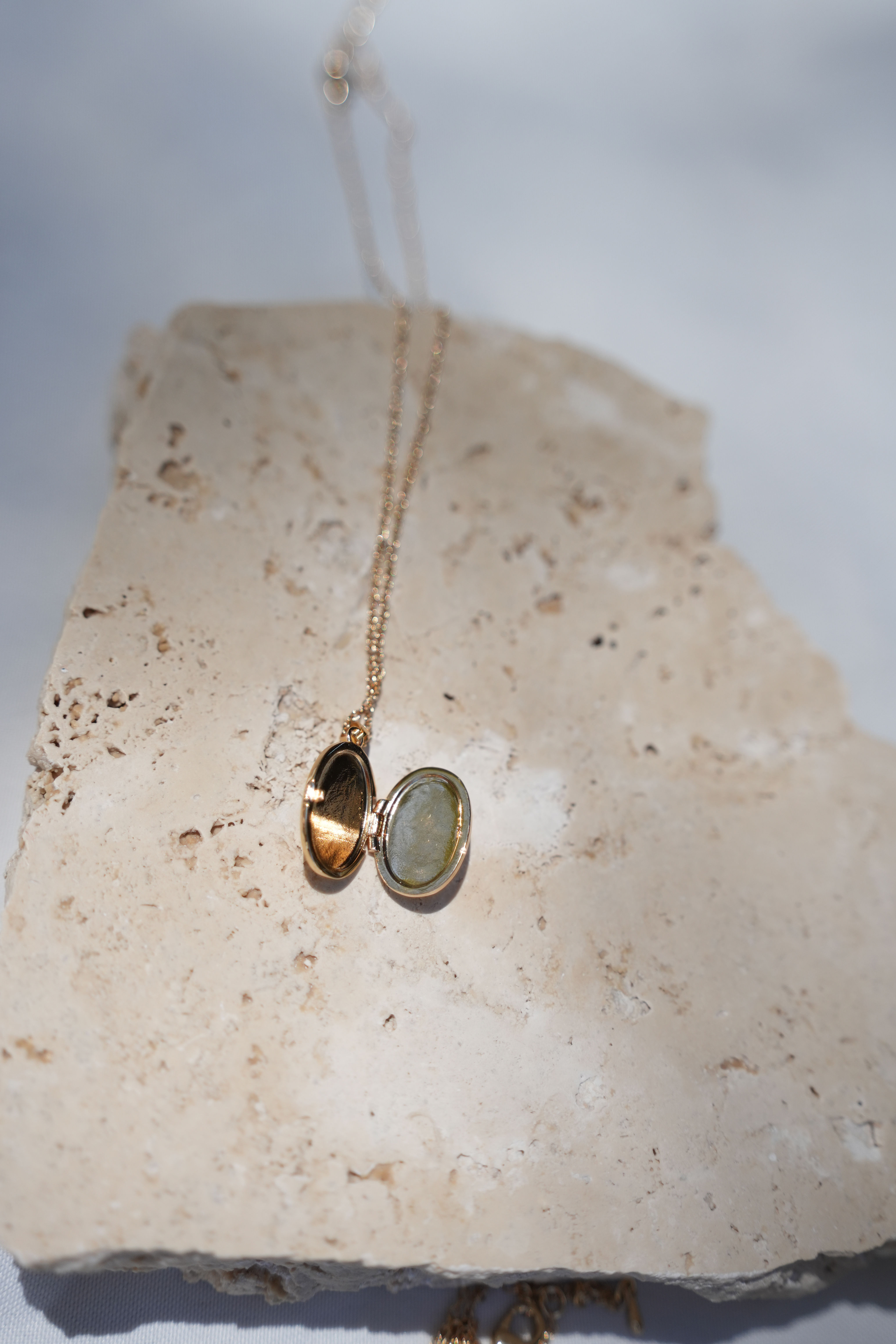 These sunburst - style gold earrings feature a radiant design, bringing a touch