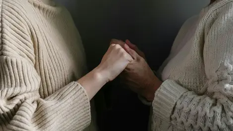Mulheres segurando mãos