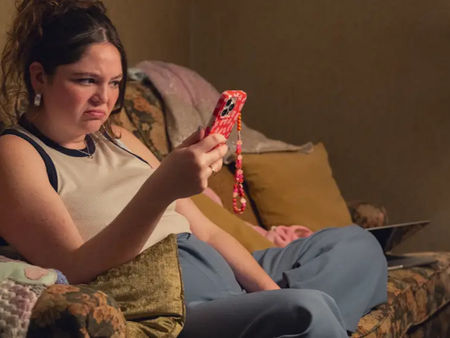 Personagem principal da série Too Much, produção da Netflix, em cena ambientada em Londres.