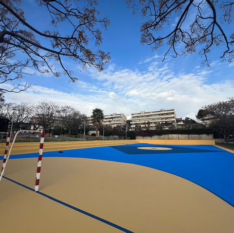 Nous fanals milloraran la il·luminació de la pista de futbol del parc de Sant Pere a partir de dilluns