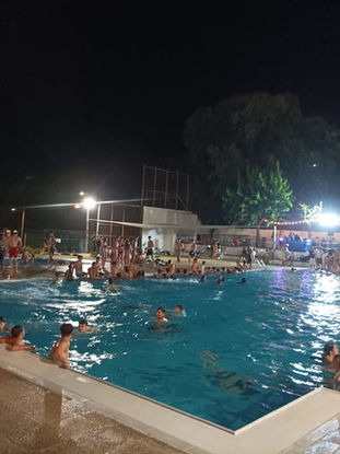Banyada nocturna familiar a la piscina municipal aquest divendres