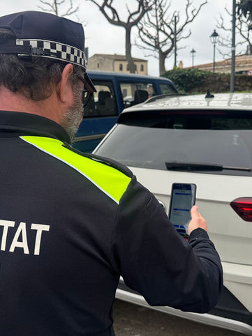 Sant Vicenç implanta el distintiu digital d’estacionament i elimina l’adhesiu físic als vehicles municipals