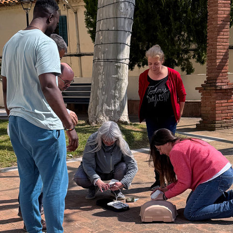 El personal municipal de Sant Vicenç es forma en primers auxilis i ús de desfibril·ladors