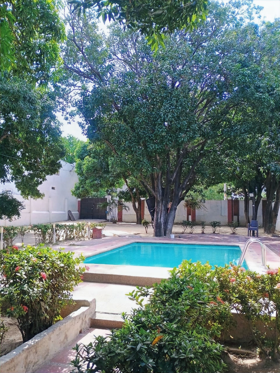 Vista panorámica de un desarrollo residencial de lujo en Colombia con piscina y áreas verdes