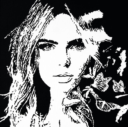 FEMME AUX PAPILLONS