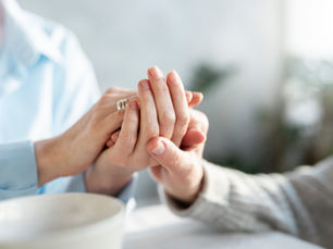 Come la Riflessologia Plantare può Supportare i Pazienti con Parkinson: Prospettive dalla Metamedicina
