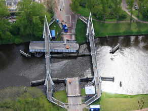 Rijkswaterstaat praat met voorbijgangers over omleidingsroutes Gerrit Krolbrug