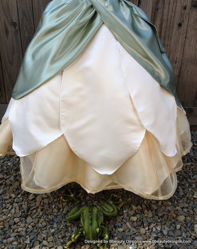 open lace back dress The Princess and the Frog Adult Tiana Costume Princess Tiana green dress  The Frog Prince women costume L Tiana : Amazon.co.uk: Beauty main image 0