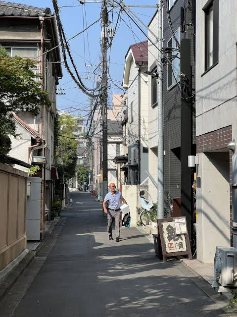 日本東京一條寧靜的住宅街道,兩旁是低密度的現代建築與電線杆