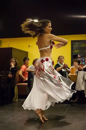 danse-orientale-castres-robe-blanche-spectacle-public.webp
