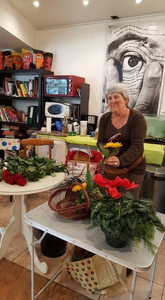Femme en train de faire une composition florale - 2016