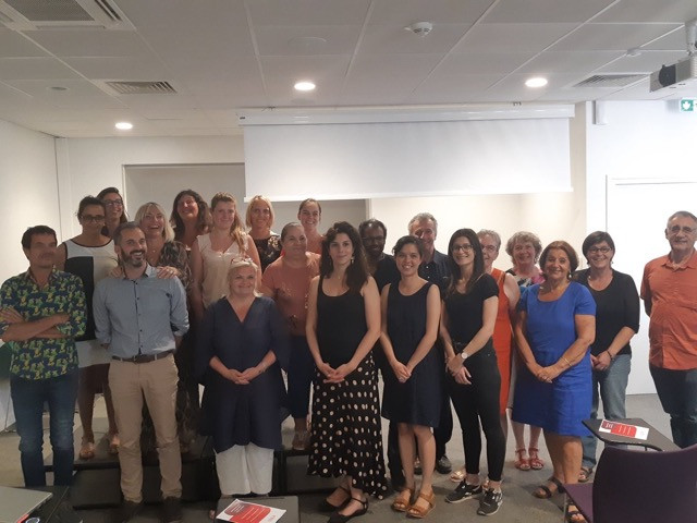 Photo de groupe avec les associations Créative Handicap et Les Petits Frères des Pauvres