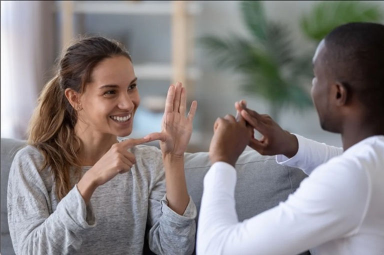 Couple communicant en langage des signes