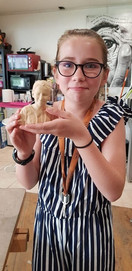 Jeune fille montrant une sculpture