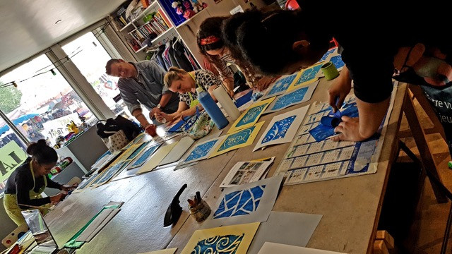 Personnes en train de faire des arts plastiques