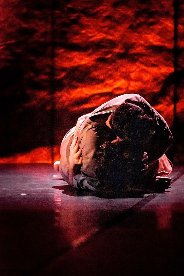 Photographie de plateau des danseurs Lysandre Korelis et Simon Lelièvre, artistes du CNSMD lors des répétitions du spectacle de Lucas Messler au Théâtre de la Renaissance